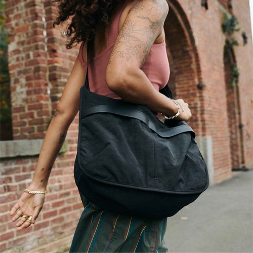 Chrome Industries Yoyogi Messenger, Crossbody Bag for Men and Women – Large Zippered Main Access, Metal Buckle, Laptop Pocket – Black