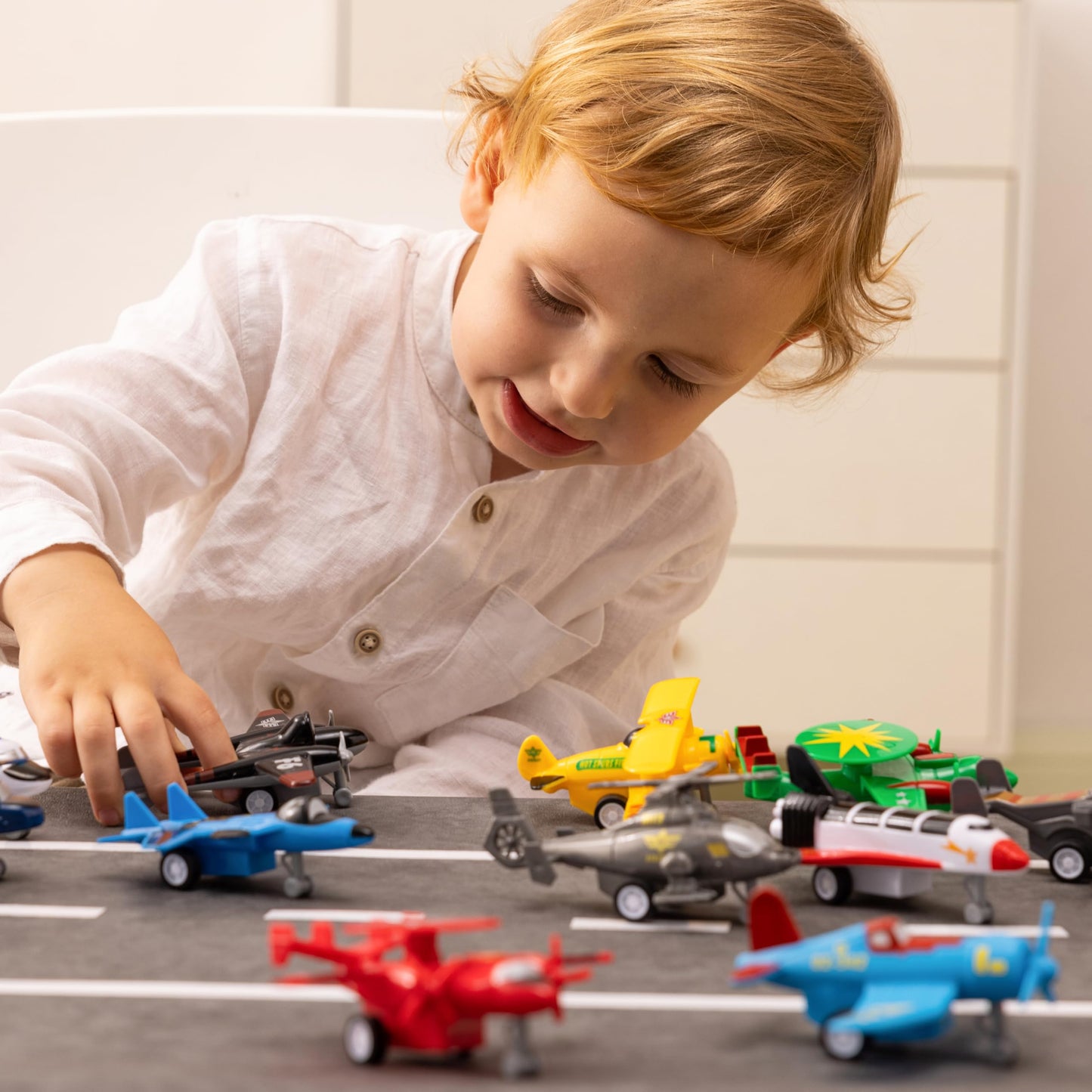 JOYIN 16 Pcs Pull Back Airplane Toys, Boys Plane Playset, Aircraft Incl Helicopter, Fighter, Bomber, Biplane Model, Gifts for Toddler Kids 3+ Years Old, Kids Presents, Treasure Box Toys for Classroom
