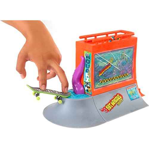 Hot Wheels Skate Aquarium Skatepark Playset Designed with Tony Hawk, Includes Tony Hawk Fingerboard & 1 Pair of Removable Skate Shoes