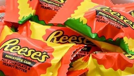 Reese Peanut Butter Cup Miniatures 2 lbs 100 Count – Individually Wrapped Milk Chocolate Candy 2 lb Pounds of Bulk Peanut Butter Chocolate Cups Great for Gift Basket Filler or Any Occasion