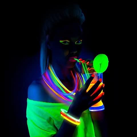 Ammy Glow – 205 Pcs Glow Sticks Bulk Party Pack – Glow in the Dark Party Supplies with Glow Bracelets & Necklaces – New Ye...