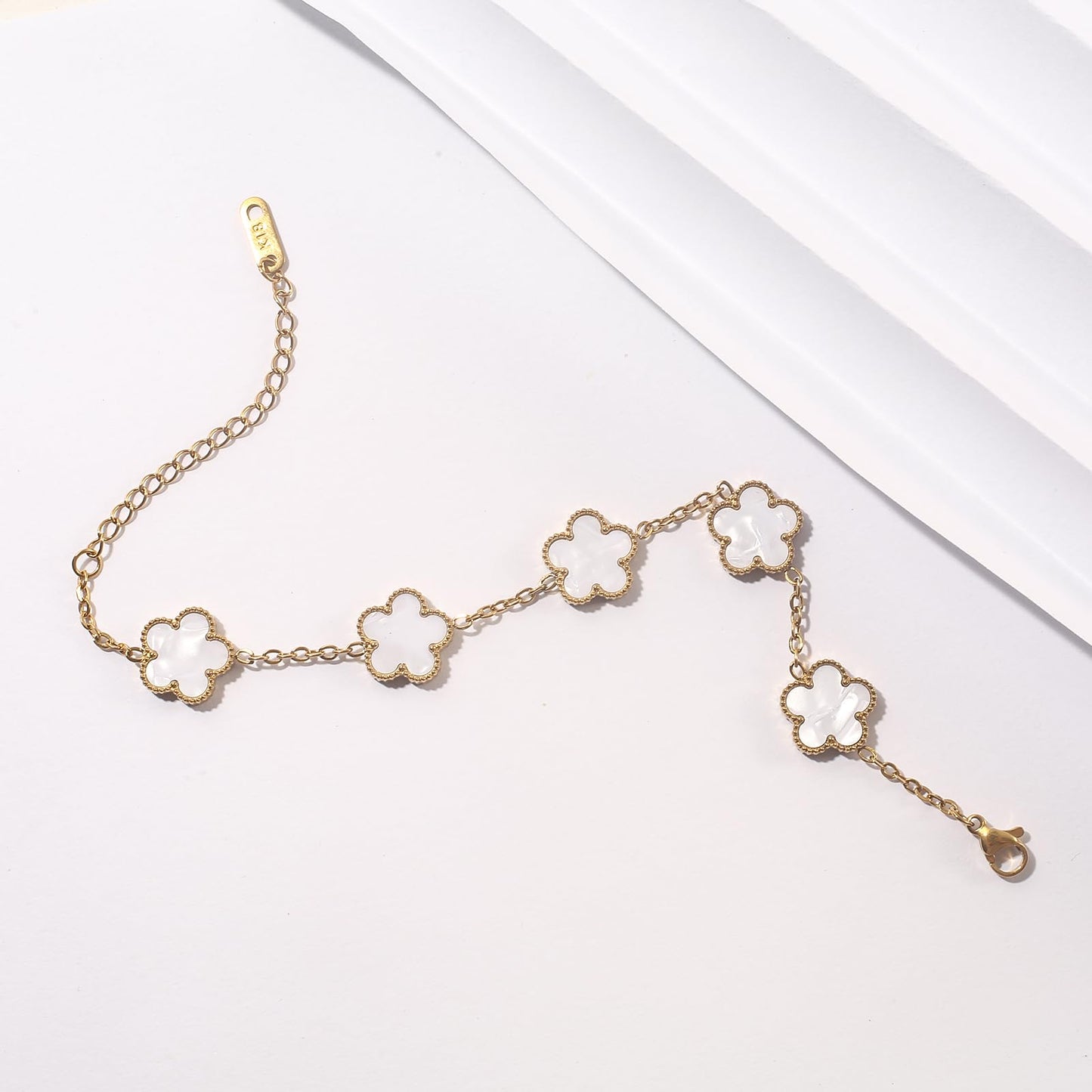 GRBeid 18K Gold Plated Clover Bracelet Dupes Gold/Black/White Bracelet Set for Women Flower Leaf Lucky Clover Bracelets Trendy Danity Jewelry Birthday Gifts for Women/Mom/Friends/Sister/Besties