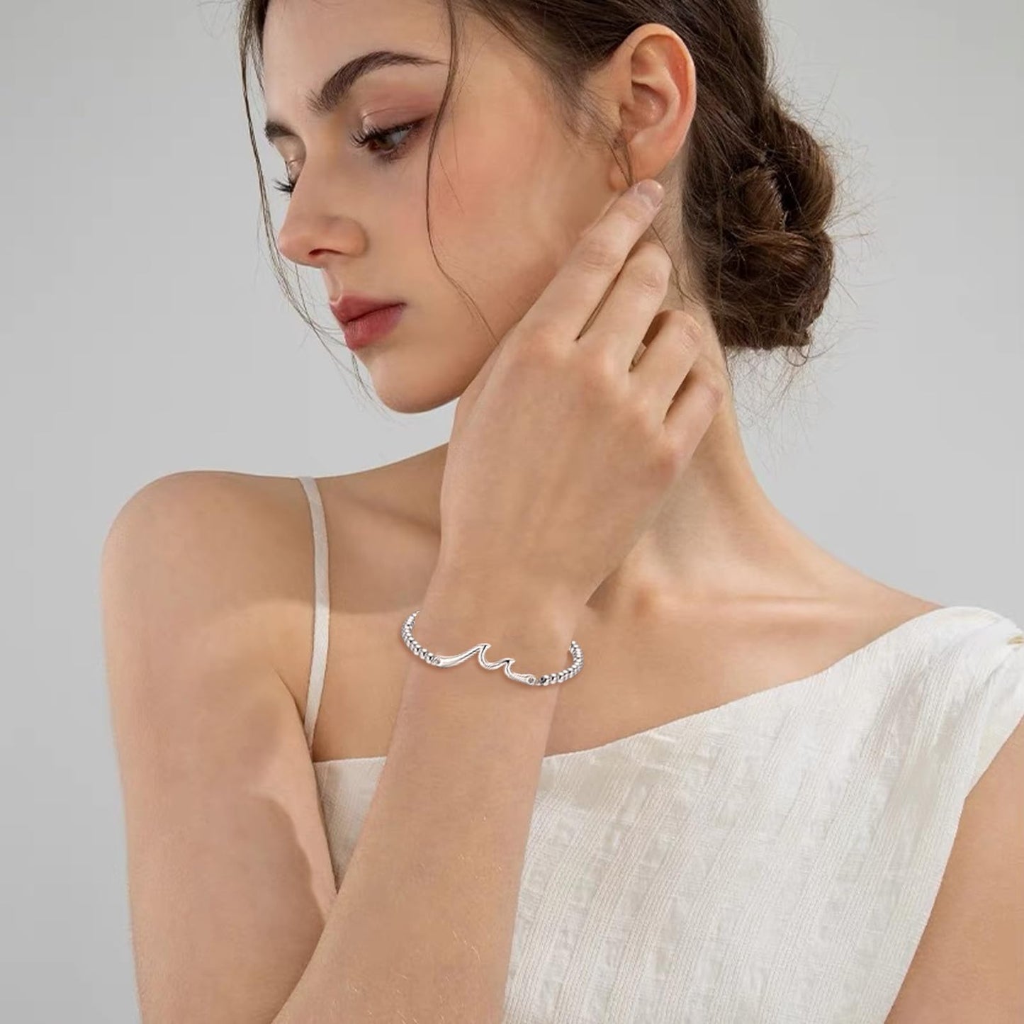 YBISNAIRE 40th Birthday Bracelet Gifts for Women, Silve Wave Bracelet Happy 40 Birthday Gifts for Her 40 Year Old Woman Wife Mom Aunt Woman Daughter Sister Bestie Friend with A Sentimental Gift Card