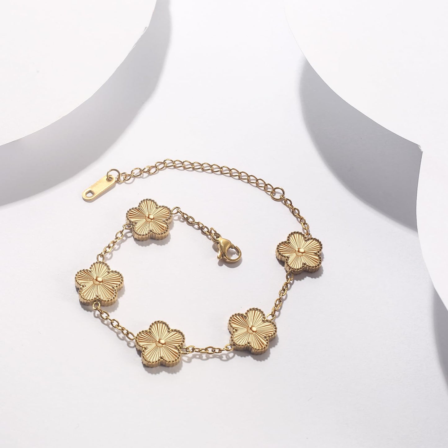 GRBeid 18K Gold Plated Clover Bracelet Dupes Gold/Black/White Bracelet Set for Women Flower Leaf Lucky Clover Bracelets Trendy Danity Jewelry Birthday Gifts for Women/Mom/Friends/Sister/Besties