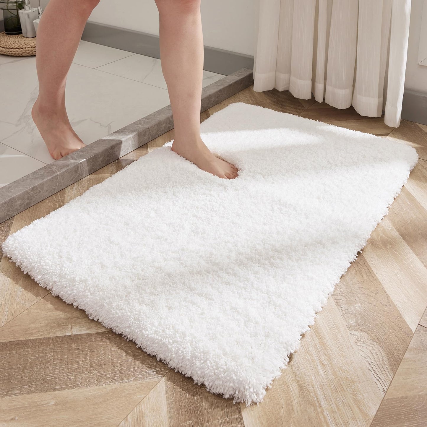 Disolla Small Bathroom Rugs 17x24 Non Slip White Fluffy Bath Mat for Bathroom Floor Machine Washable Plush Luxury Bath Rug for Tub Soft Shaggy Absorbent Shower Mat