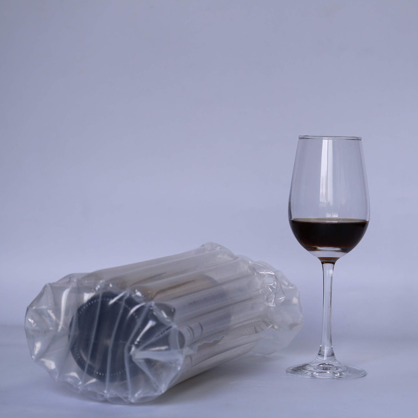 Wine Bottle Travel Protector Bags, Monkkino 16 Packs Inflatable Bubble Cushion Wrap, Safety Choice for Glass Bottles in Transport with Luggage, Air Filled Packaging Sleeves with Reusable Pump