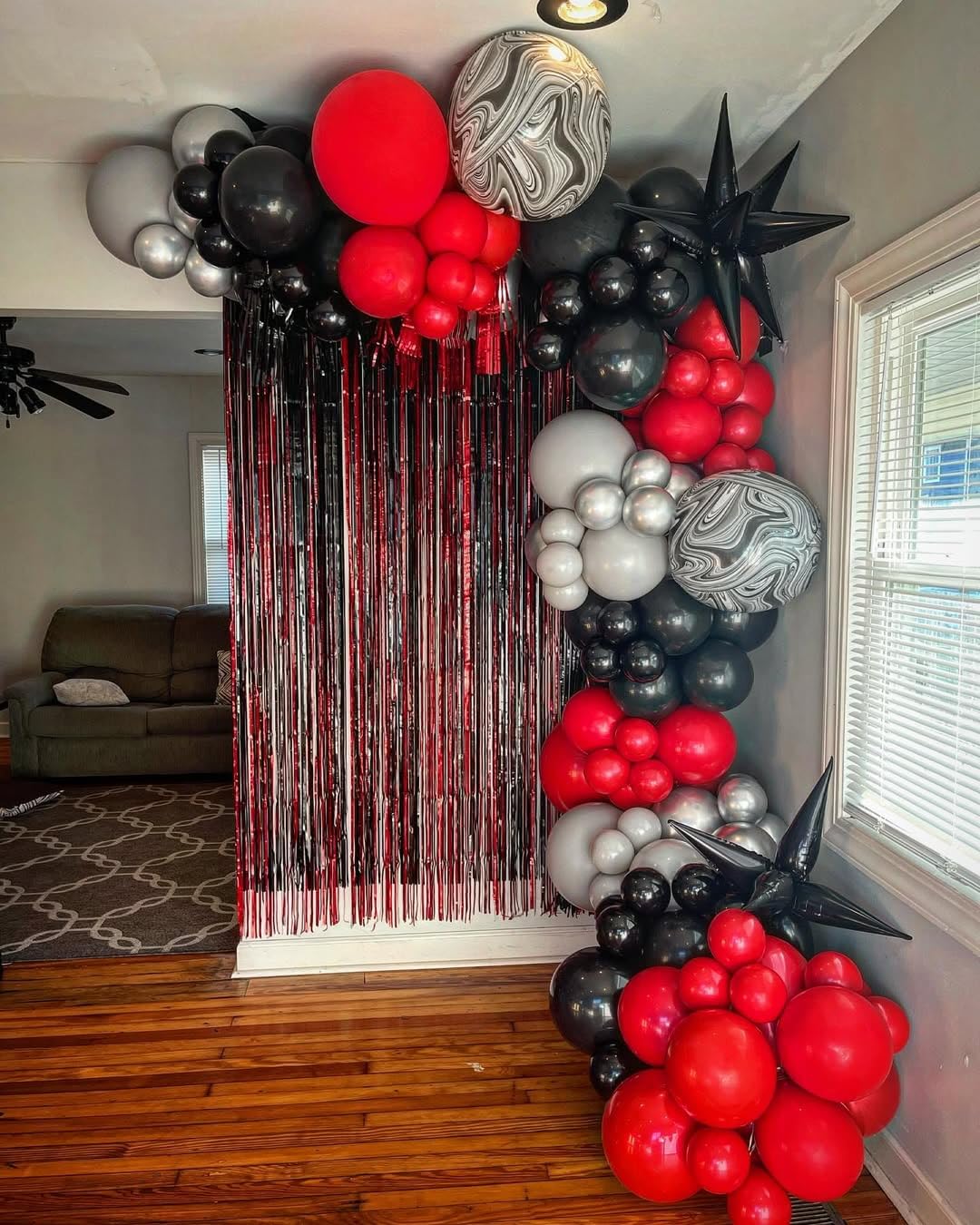 PTGOLUO 153Pcs Red and Black Silver Balloons Garland Arch Kit with Stars -22 18 12 10 5 inch Different Size Red Black Metallic Silver Balloon for Birthday Graduation Racing Car Poker Party Decorations