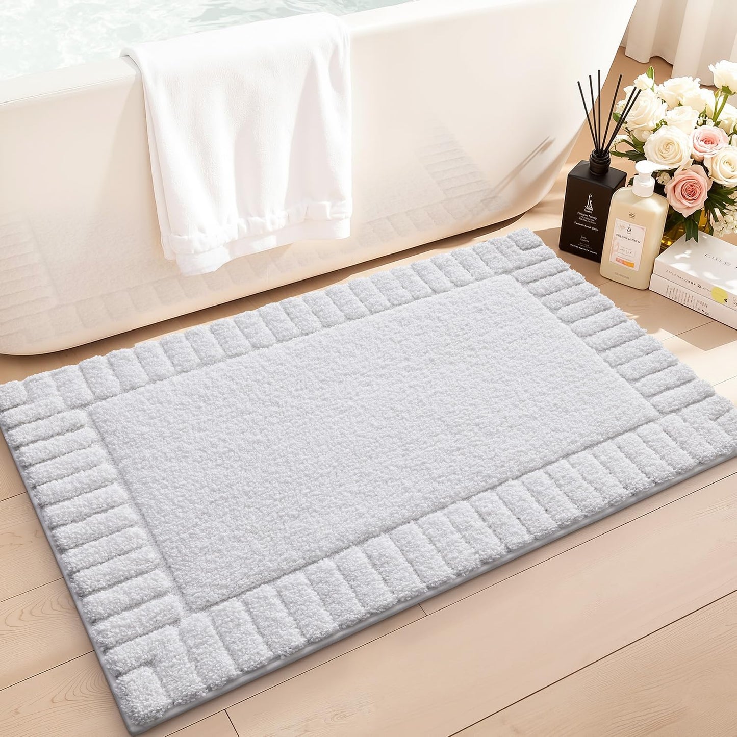 LUMI Bathroom Rugs Non Slip with Rubber Backing, Extra Soft Plush Microfiber Bath Rug Absorbent, Machine Washable Bath Mat Quick Dry for Tub, Shower, Hotel, White, 20"x32"