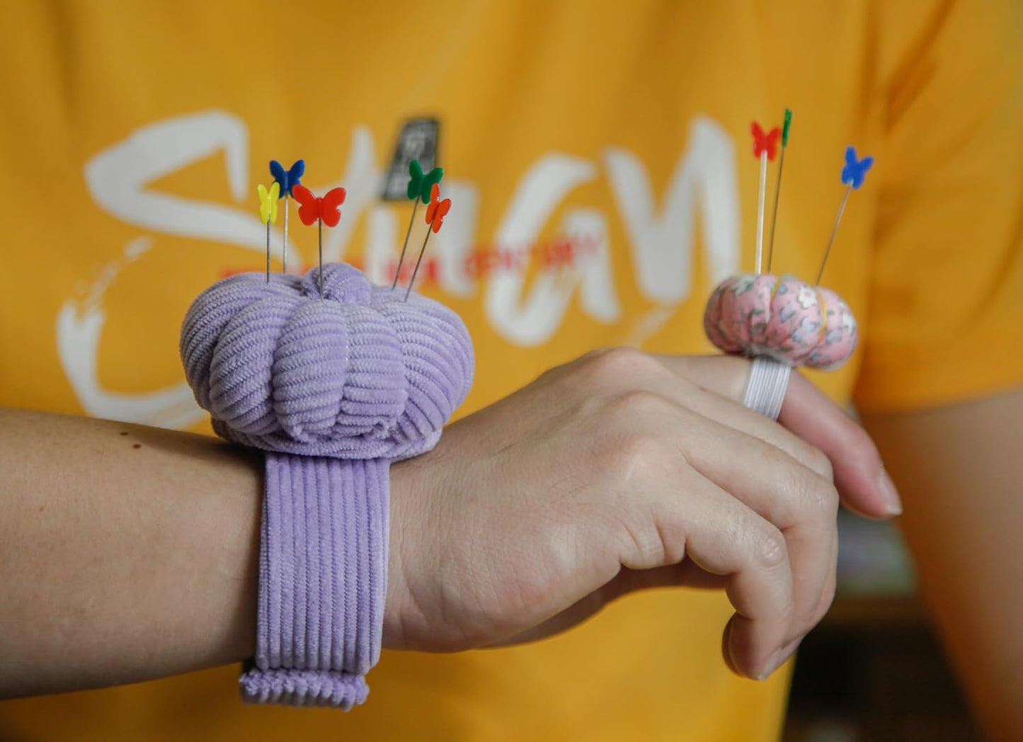 Wrist Pin Cushions, Sewing Needle Cushion kit with 1Pcs Elastic Strap Finger Ring Pincushions, Adjustable Strap Handcraft Needles Holder for Sewing and Quilting. (Peru)