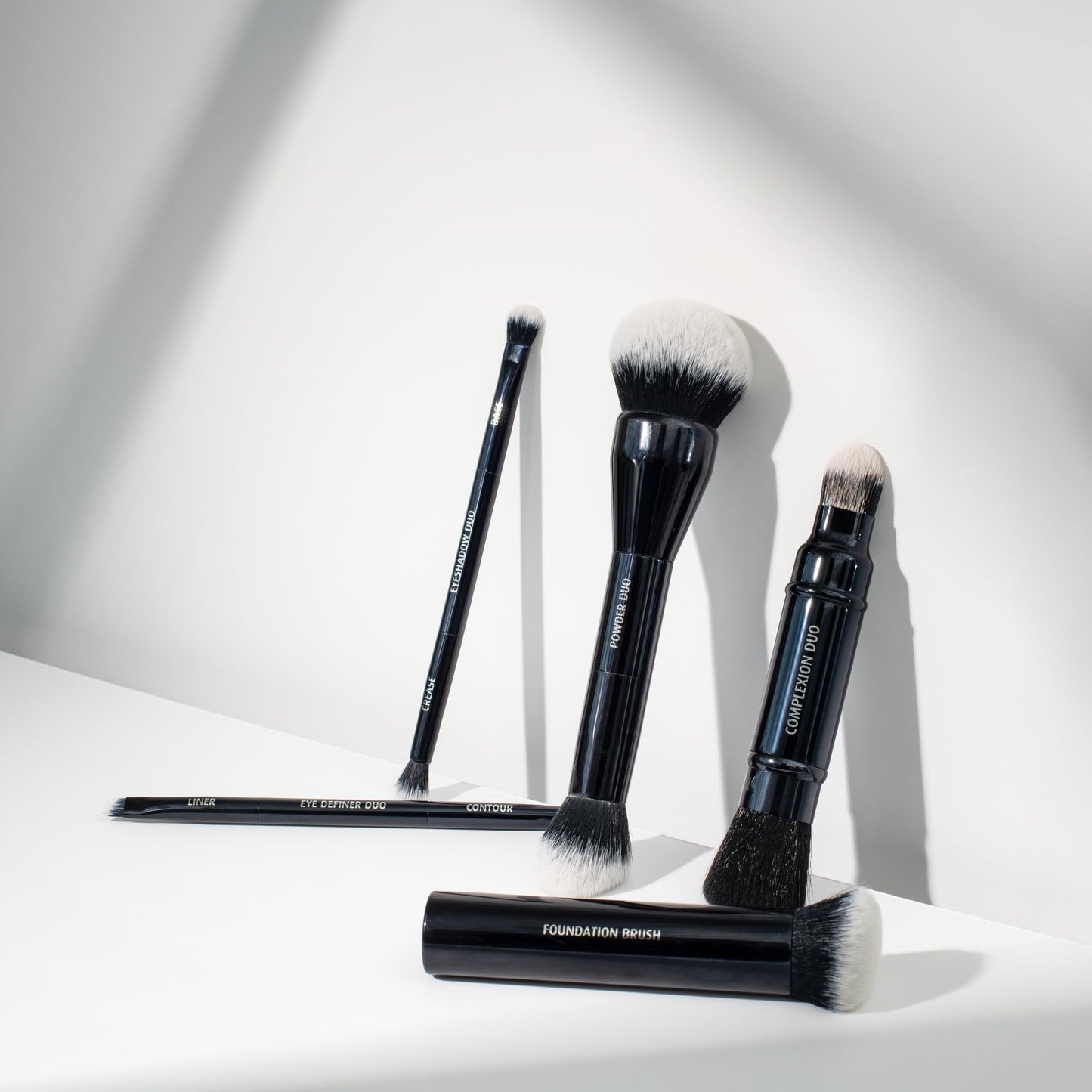 Lune+Aster Eyeshadow Duo Brush - Multi-tasking, dual-ended vegan Eyeshadow Duo Brush.