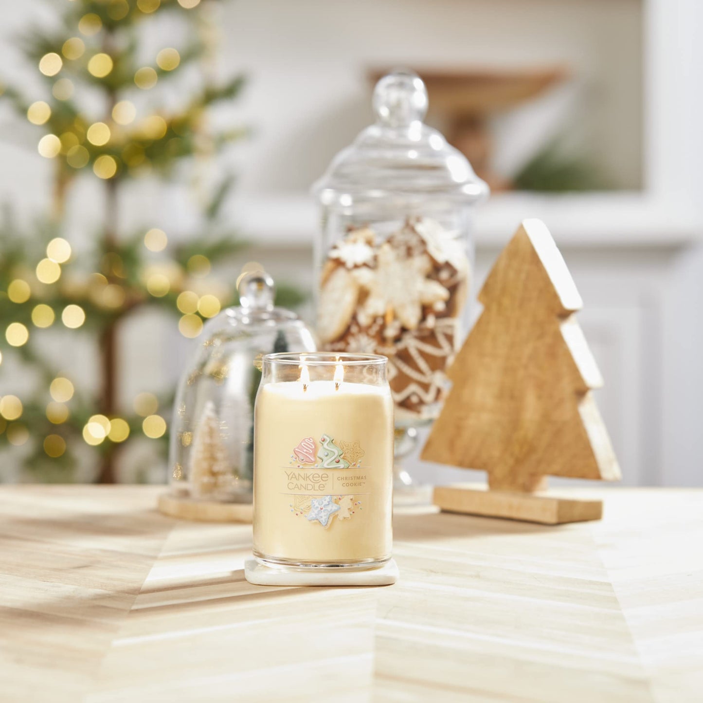 Yankee Candle Christmas Cookie Scented Signature 20oz Large Jar 2-Wick Candle Over 60 Hours of Burn Time Holiday Festive Ideal for Holiday Gifting Home Decor Vanilla Butter Scent
