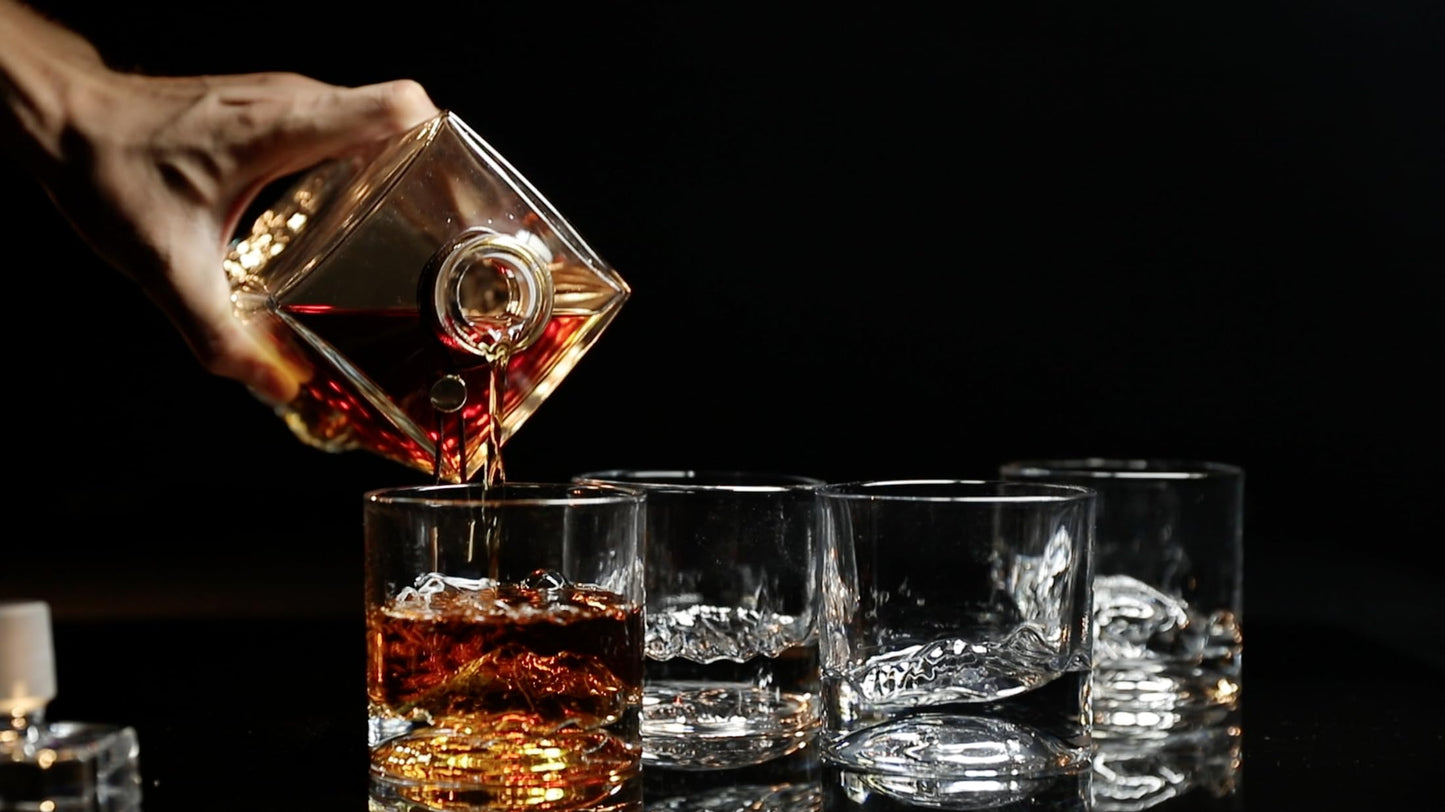 LIITON The American Peaks Whiskey Decanter Set – 1000ml Mountain Crystal Glass Decanter with 4 Old Fashioned Glasses – Premium Gift for Men – Bourbon, Scotch, and Liquor Lovers