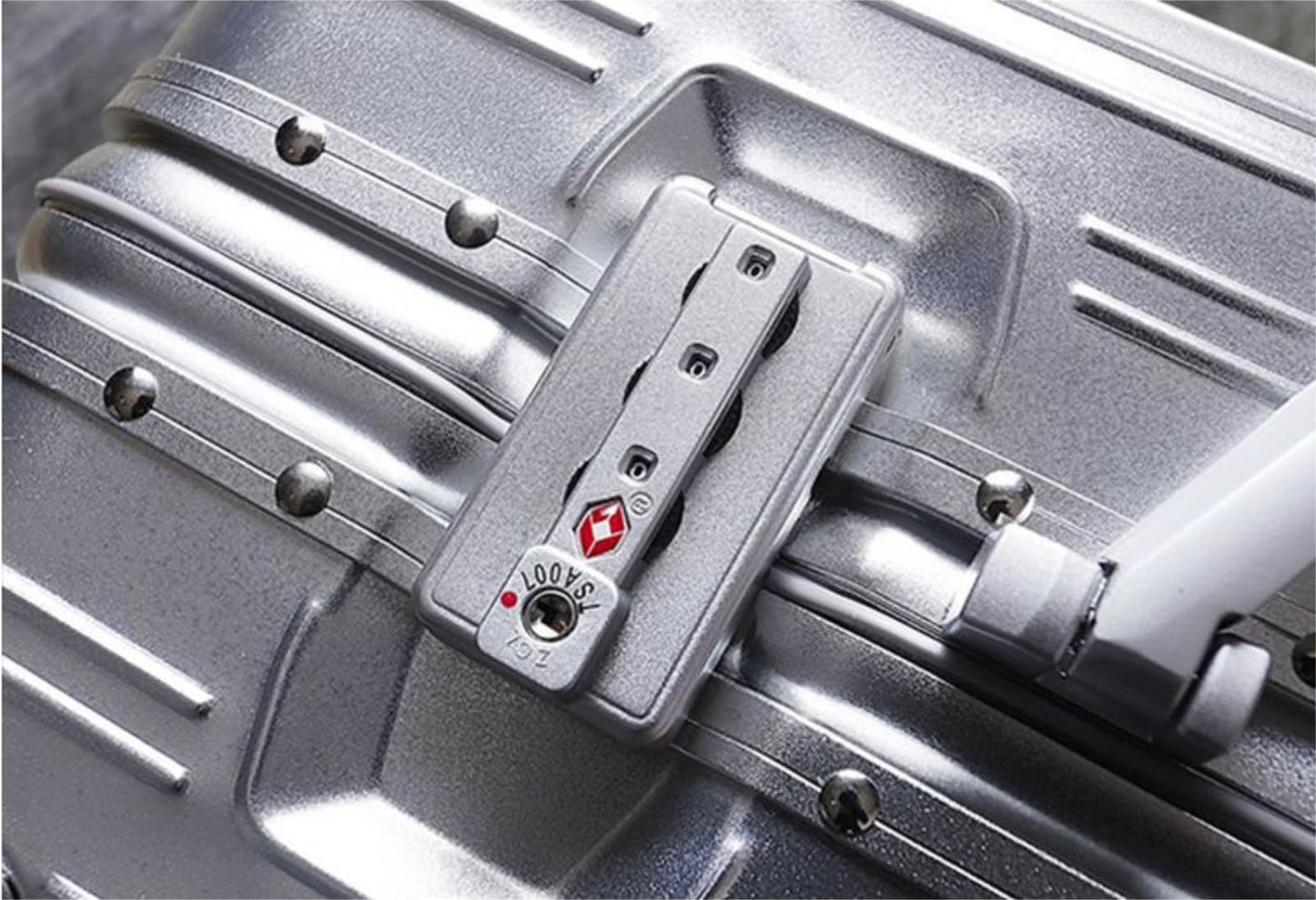 Caibomaoyi Aluminum magnesium alloy travel box trolley box luggage box metal box boarding box password box (silvery, 77.5 ×51.5 ×29cm（31×20×11 inch）)