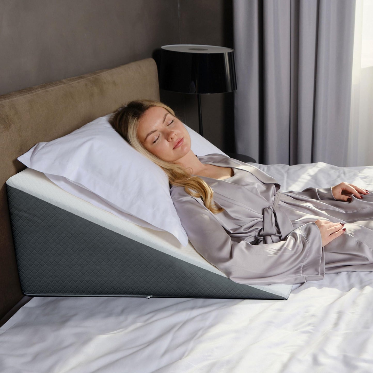 Kölbs Bed Wedge Pillow for Sleep Apnea, Sleeping Comfort, Relaxing, Acid Reflux, Heartburn and Back Pain Relief. Cushion for Sitting Up in Bed. Memory Foam Top, Chic Jacquard Washable Cover.