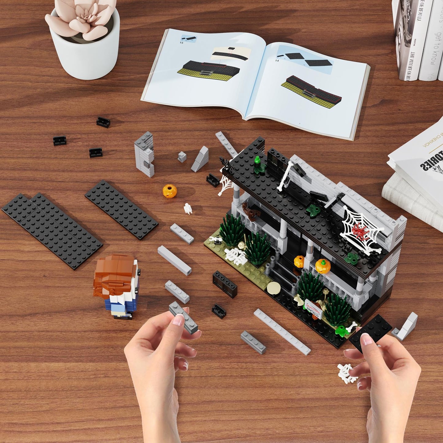 Horror Movie Halloween- Figure & House Building Blocks Kits, Collectible Decoration Building Toy, Present for Friends and Fans, Creative Stable Collectible Building Toy(586 Pieces)