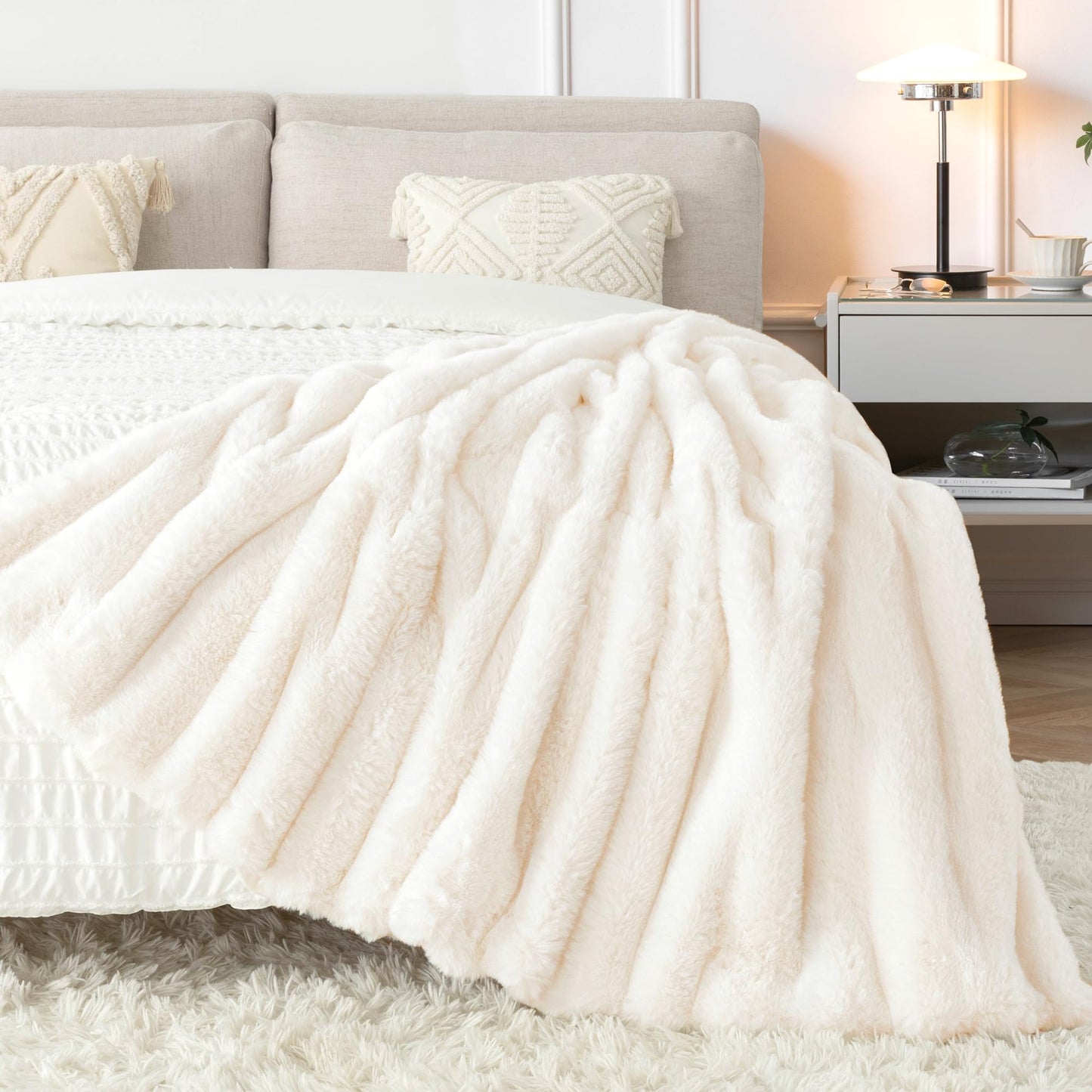 Touchat Luxury Faux Rabbit Fur Throw Blanket for Couch,Super Heavy Warm Cozy Blanket for Sofa Bedroom Living Room,Ultra Soft Fluffy Reversible Plush Blanket for Home Decor Gifts,Cream White