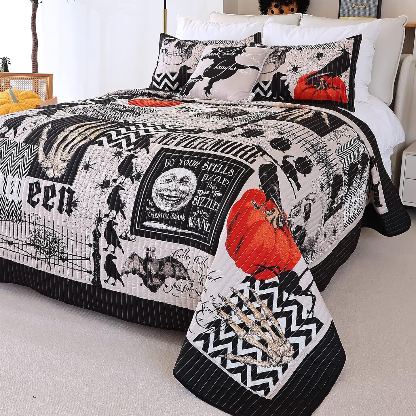 EVENHUG Halloween Theme King Size Quilt Bedding Set with 3 Pillow Shams Lightweight Soft Bedspread Coverlet Halloween Holiday Bed Cover for Bedroom Home Decoration 104x90 Inch