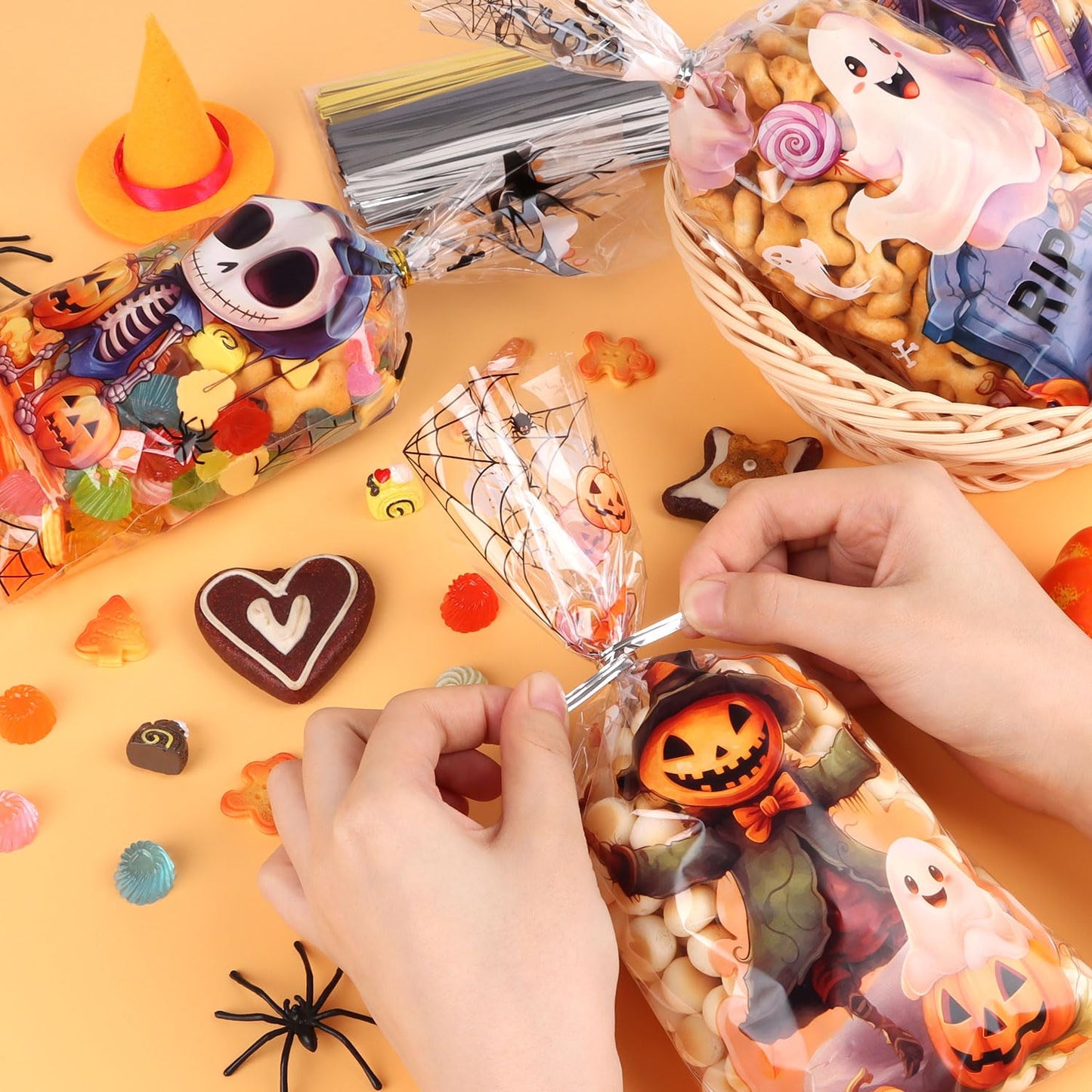 CCINEE 180pcs Halloween Cellophane Treat Bags, Plastic Clear Cookie Candy Bags Bulk with 210pcs Twist Ties Pumpkin Ghost Snack Bag for Halloween Trick Or Treat Party Favors