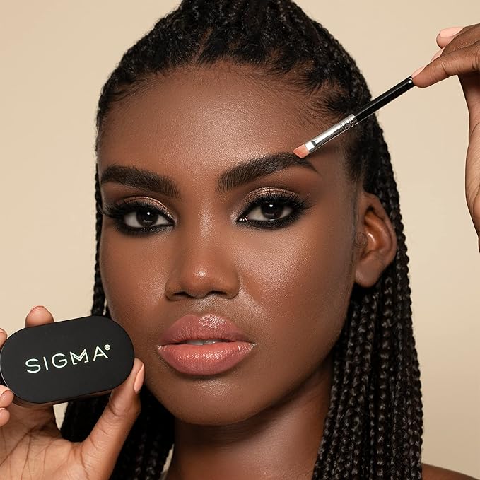 Sigma Beauty Color + Shape Brow Powder Duo - Eye Brow Palette for Natural, Defined Brows - Dark and Light Brow Powder to Tint and Highlight - Vegan, Paraban Free, Sulfate Free Brow Make Up - light