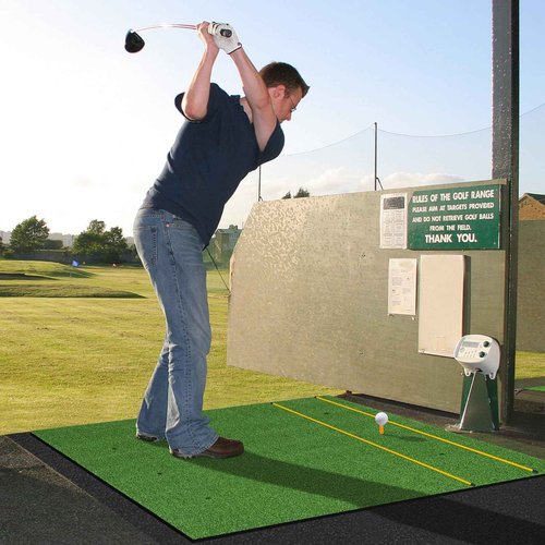 GYMAX Golf Mat, Artificial Turf Golf Hitting Mat w/ 2 Alignment Sticks & 2 Rubber Tees, Thick Golf Practice Mat Training Aid for Backyard, Golf Chipping Swing Mat for Indoor/Outdoor (5 x 3 ft, 32 mm)