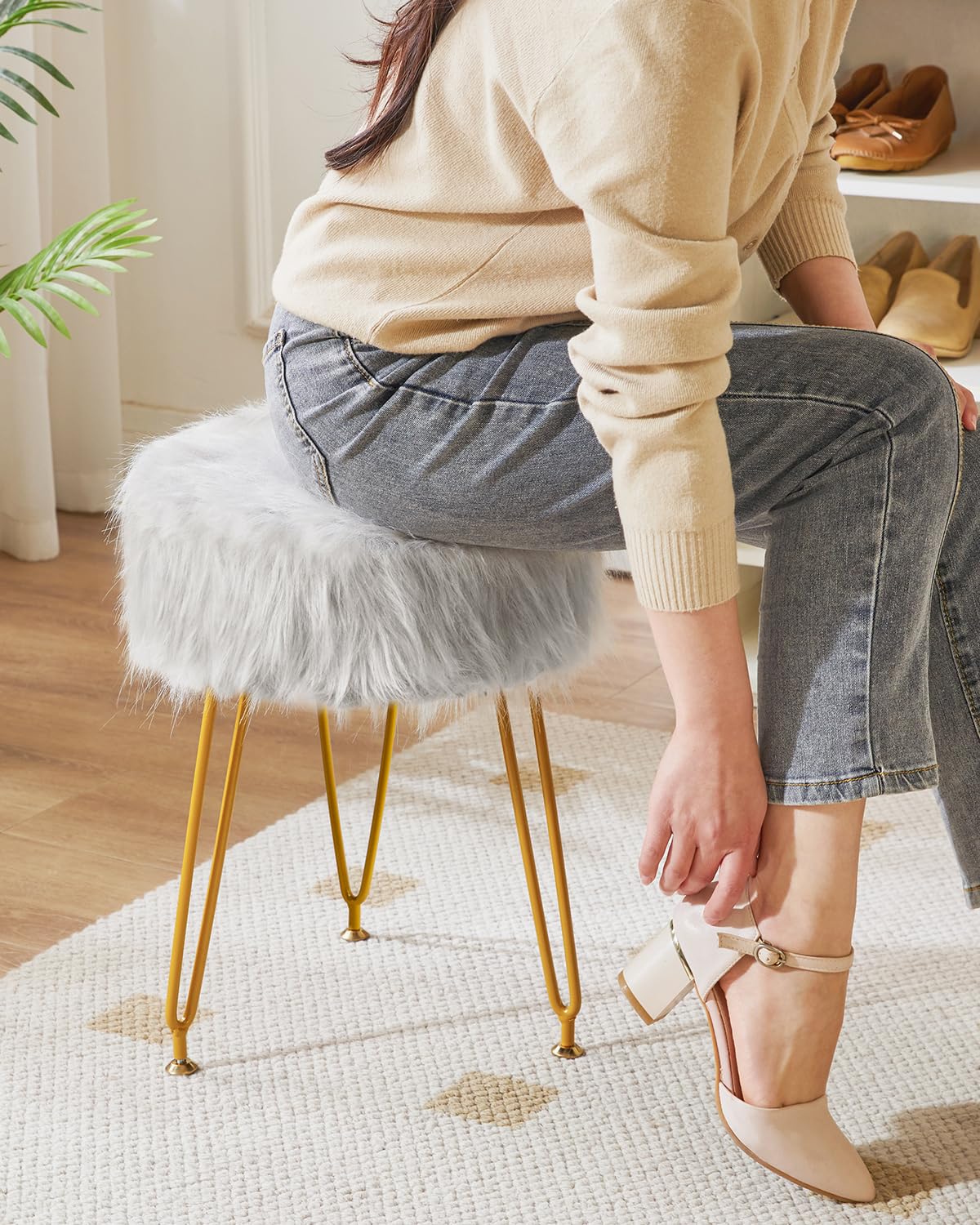 IBUYKE Faux Fur Vanity Stool Chair, Furry Makeup Stool Ottoman, Soft Padded Seat, Round Footrest Footstools with 4 Metal Legs, for Living Room Bedroom Entryway, Gray LG-32G