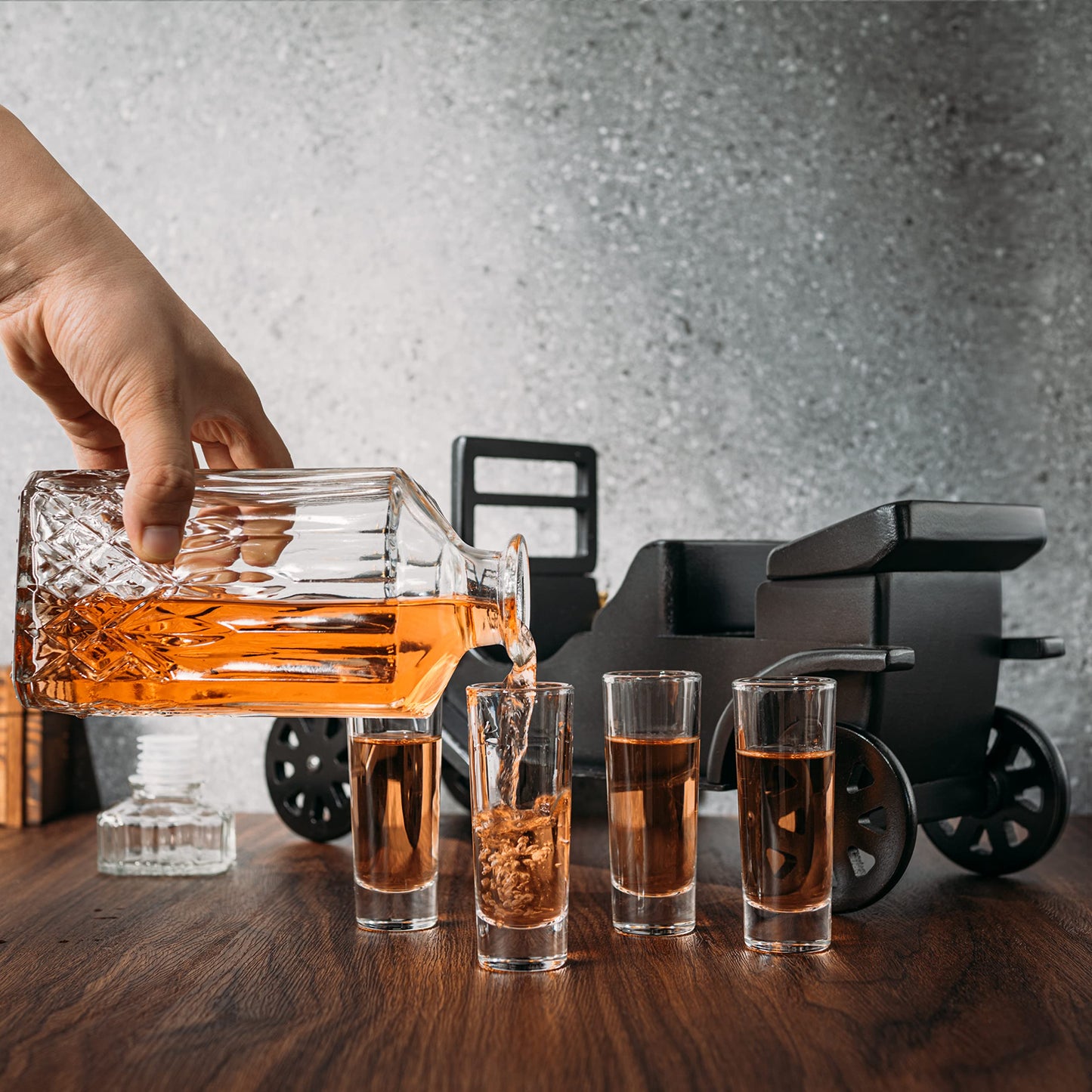 Vintage Car Decanter Set, Large Bar Centerpiece - 750ml Decanter + 4 Shot Glasses, Whiskey Gifts for Men, Dad, Birthday, Limited Edition, Great Bar Gift - Elevate Your Drinking Experience