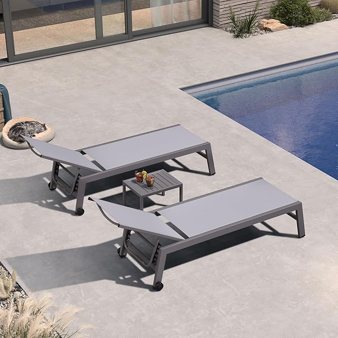PURPLE LEAF Outdoor Lounge Chair Set for 2 Aluminum Patio Chaise Lounger with Wheels and Adjustable Backrest Pool Reclining Lounge Chairs for Beach Yard Poolside Table Included, Light Grey