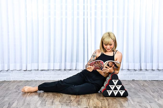 Leewadee Triangle Cushion – Comfortable Backrest for TV or Reading, Incline Pillow for Relaxing Made of Kapok, 20 x 13 x 13 inches, Black Red