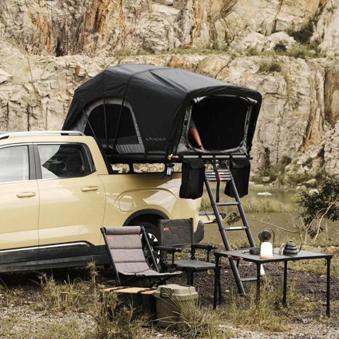 ILANDER Rooftop Tent Hardshell for SUV Van Jeep Truck Car, Aluminum Alloy Rooftop Tent with Two Support Poles, Waterproof and UV-Resistant Overland Roof Tents Camping for 2-3 Person (1.4M)