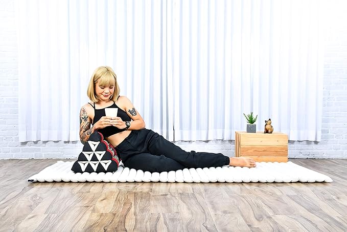 Leewadee Triangle Cushion – Comfortable Backrest for TV or Reading, Incline Pillow for Relaxing Made of Kapok, 20 x 13 x 13 inches, Black Red