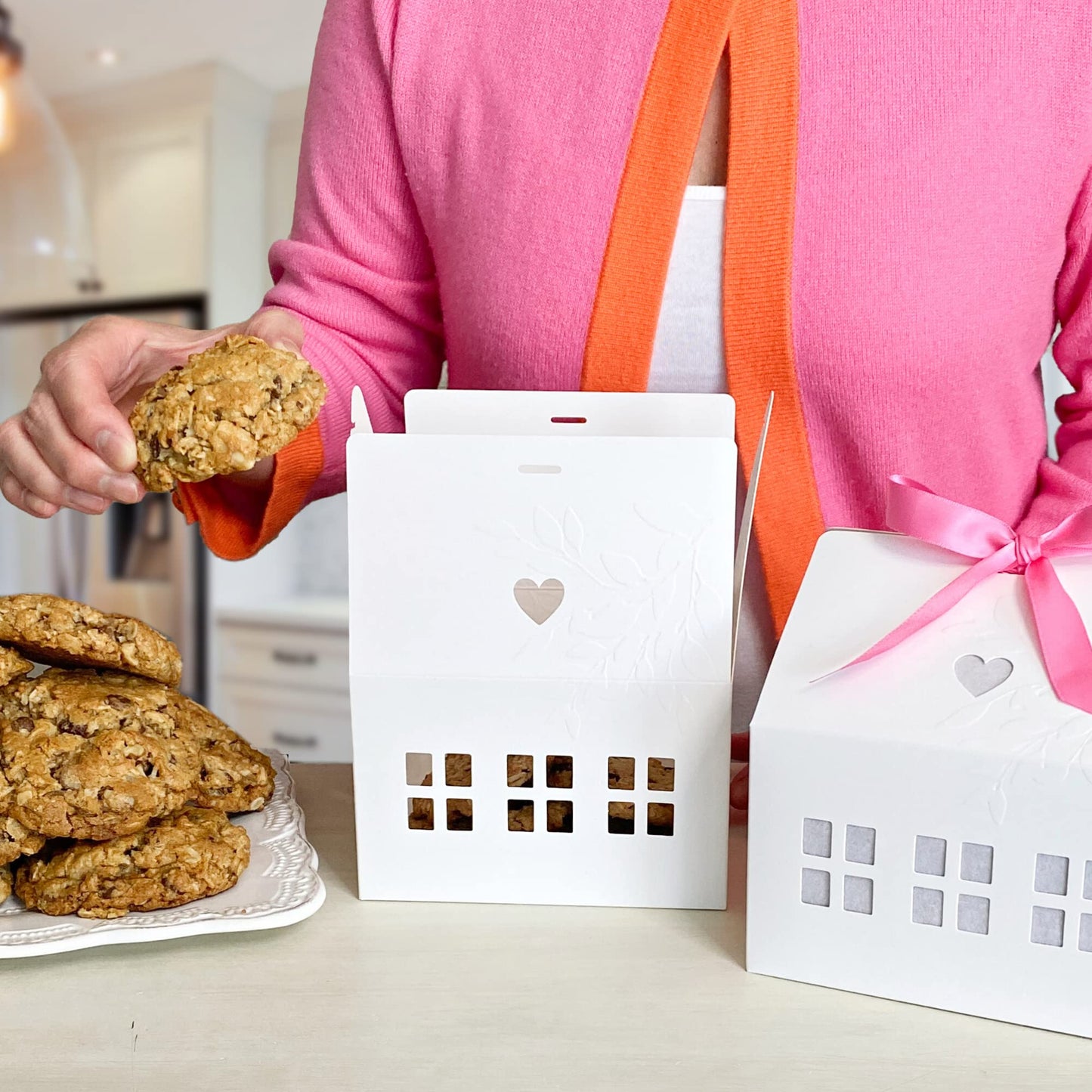 Karentology 20 Pcs Classic House Shaped Gift Boxes with Bright Ribbons for Treats, Desserts, Fancy Cookie, White Gable Bakery Packaging