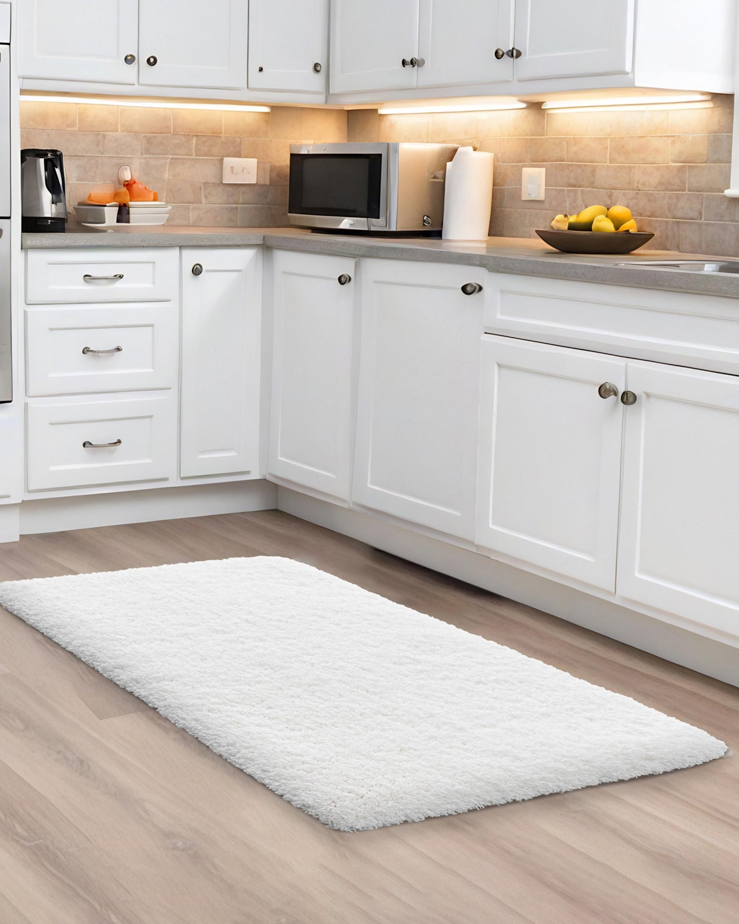 ILANGO White Bathroom Rugs 24" × 17" Small Non Slip & Super Absorbent Extra Thick Soft, Washable Bath Mat for Floor, Non Shedding Microfiber Plush Shaggy Bath Rug for Bathtub Shower Room Sink