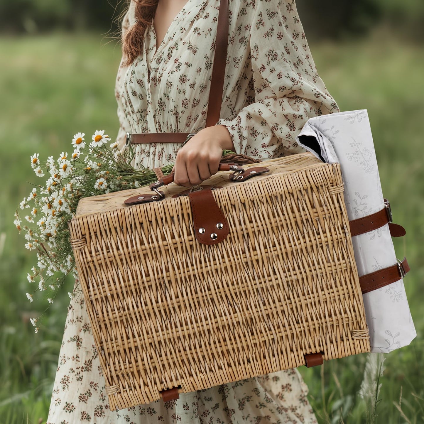 Picnic Basket for 2, Bridal Shower Gift Wedding Gifts with Mr Mrs Wine Glasses and Greeting Card, Engagement Newly Weeding Gifts for Couples 2025, Wicker Picnic Set Kit with Blanket Cooler for Beach