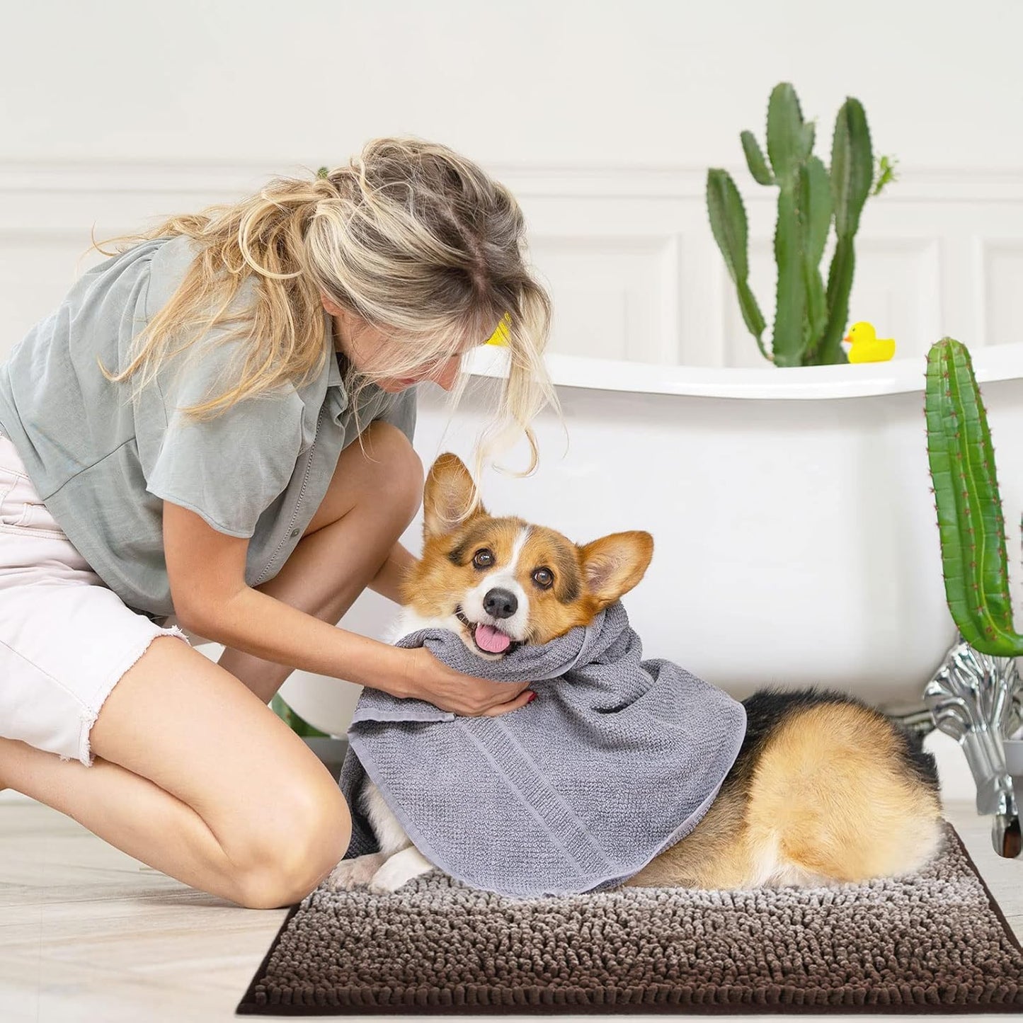 Gibelle Brown Bathroom Rugs, Luxury Chenille Bath Mat, Small Non Slip Shower Rug and Bath Room Floor Mats, Machine Washable, Quick Dry Bathmat, Soft Cozy Plush Rug for Tub, 16" x 24"