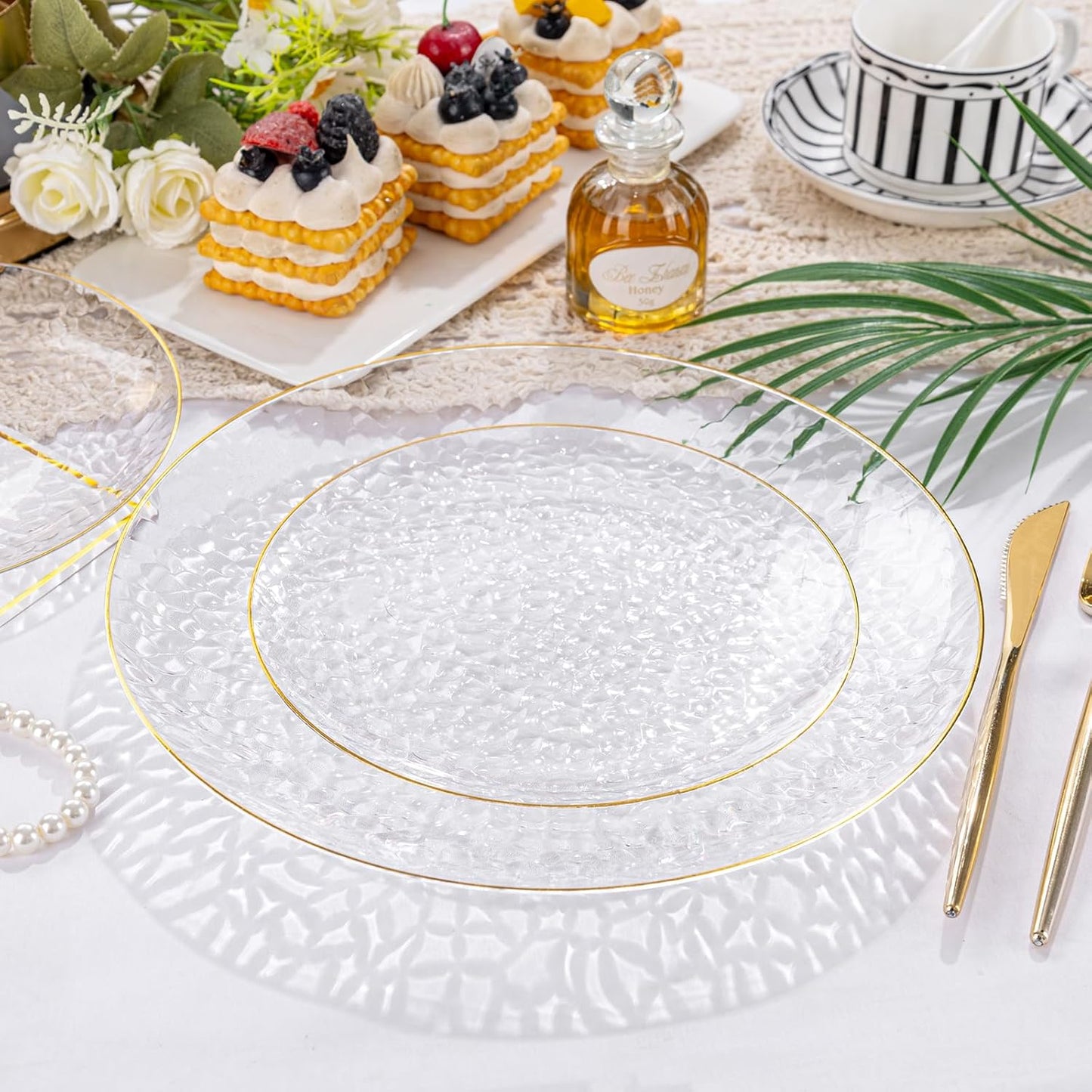Rubtlamp 100Pcs Clear Gold Plastic Plates, Disposable Plates With Gold Rim, Heavy-duty Party Platos, Hammered Plastic Plates Include 50 Clear Dessert Platos, 50 Dinner Platos for Party