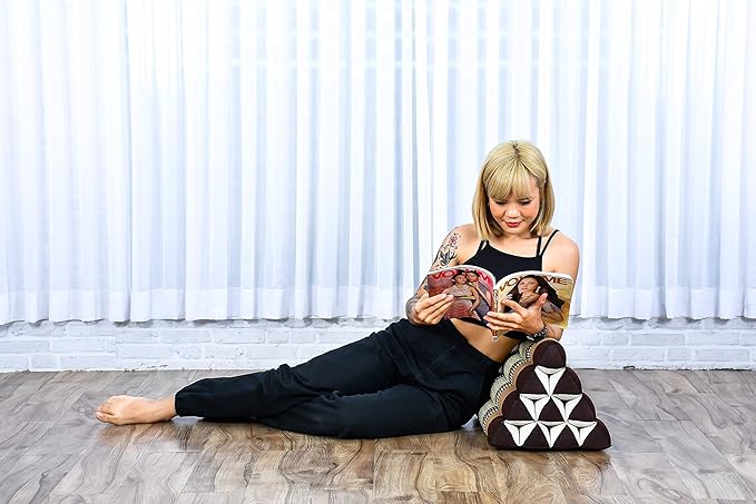 Leewadee Triangle Cushion – Comfortable Backrest for TV or Reading, Incline Pillow for Relaxing Made of Kapok, 20 x 13 x 13 inches, Brown