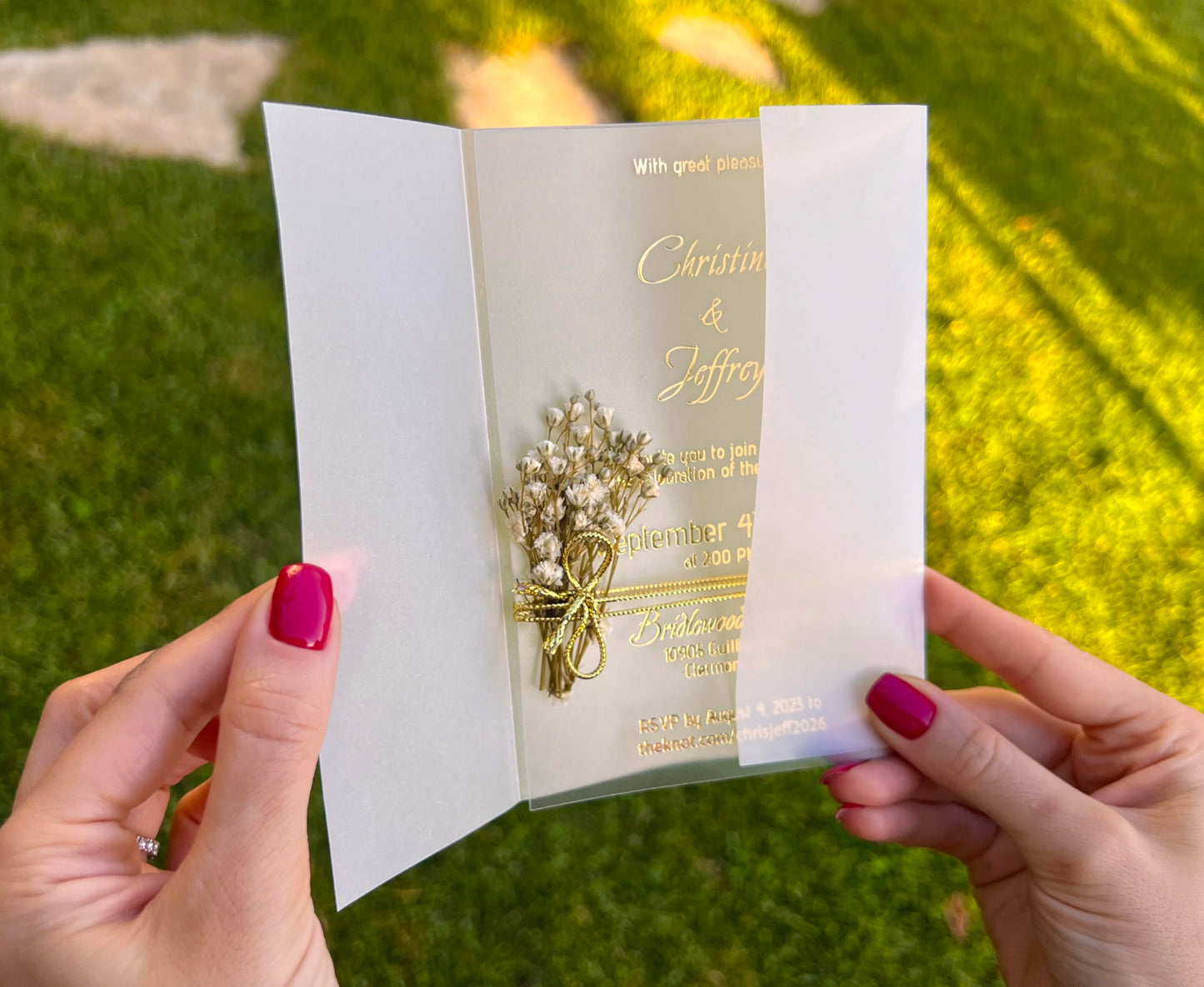 Set of Acrylic Wedding Invitations with Vellum Jacket - Gold Foil Wedding Invitation - Flower Twined Clear Invitations with Envelopes & Stickers
