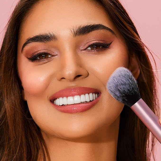 Real Techniques 5 Piece Everyday Essentials Makeup Brush Set, Includes 4 Brushes & Makeup Sponge, For Foundation, Blush, Bronzer, Contour, Eyeshadow, & Powder, Travel Gift Set, Cruelty-Free & Vegan