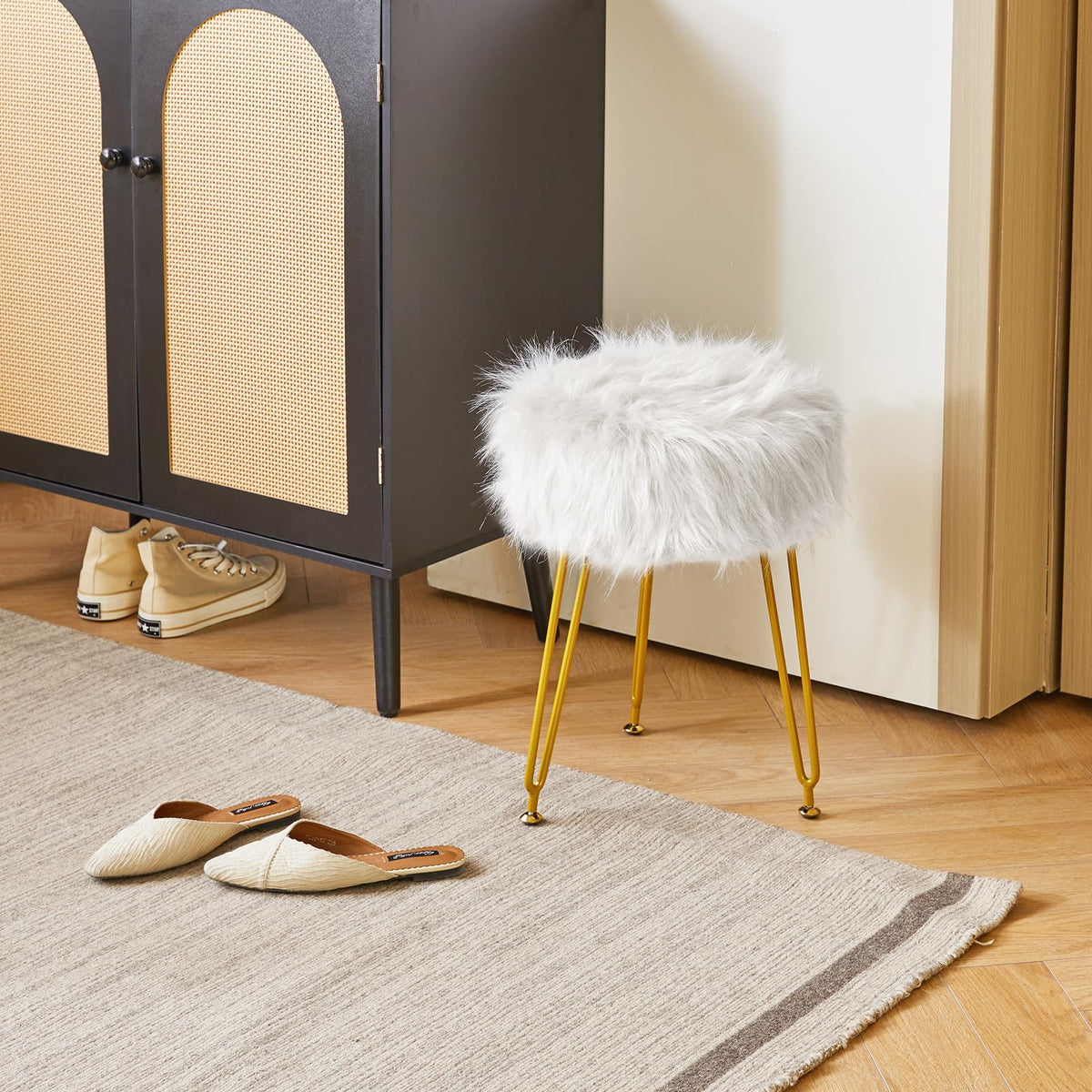 IBUYKE Faux Fur Vanity Stool Chair, Furry Makeup Stool Ottoman, Soft Padded Seat, Round Footrest Footstools with 4 Metal Legs, for Living Room Bedroom Entryway, White LG-32W