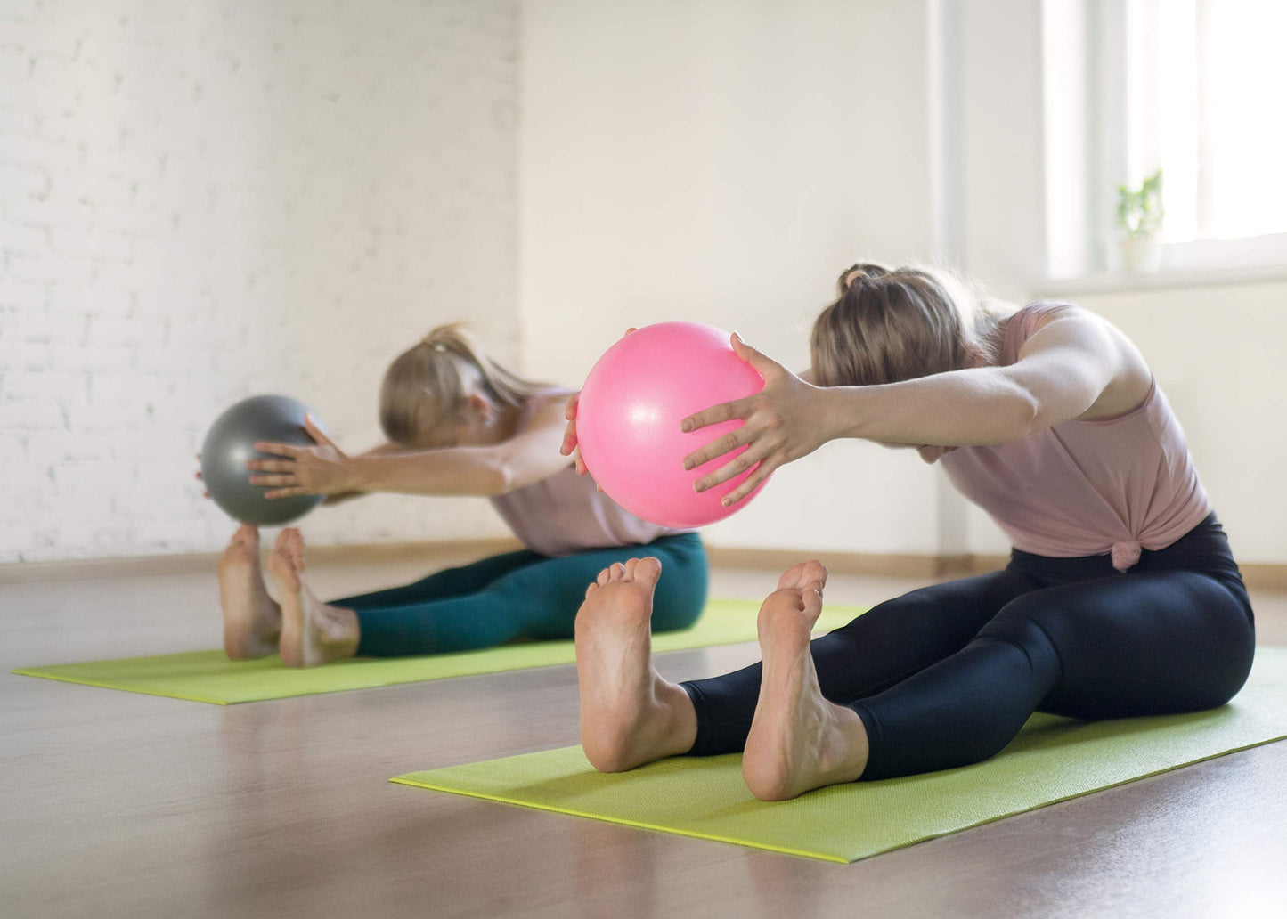 CIZEBO Small Exercise Ball for Between Knees, 6 inch Pilates Ball with Pump, Mini Yoga Core Ball Physical Therapy, Pink