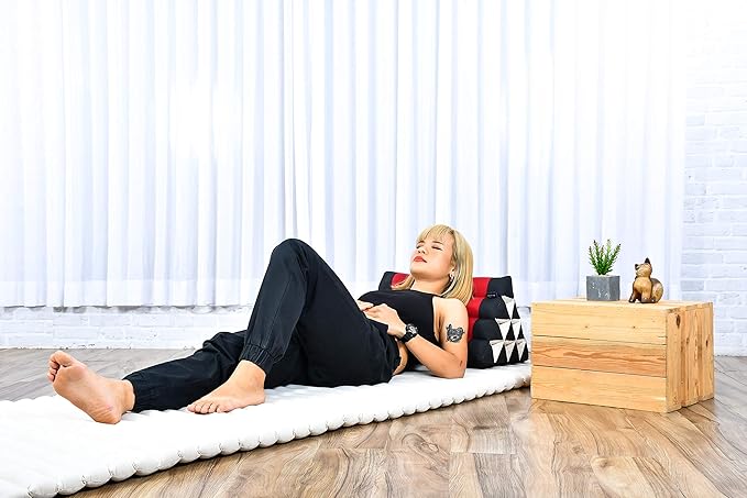 Leewadee Triangle Cushion – Comfortable Backrest for TV or Reading, Incline Pillow for Relaxing Made of Kapok, 20 x 13 x 13 inches, Black Red