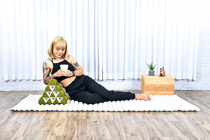 Leewadee Triangle Cushion – Comfortable Backrest for TV or Reading, Incline Pillow for Relaxing Made of Kapok, 20 x 13 x 13 inches, Green