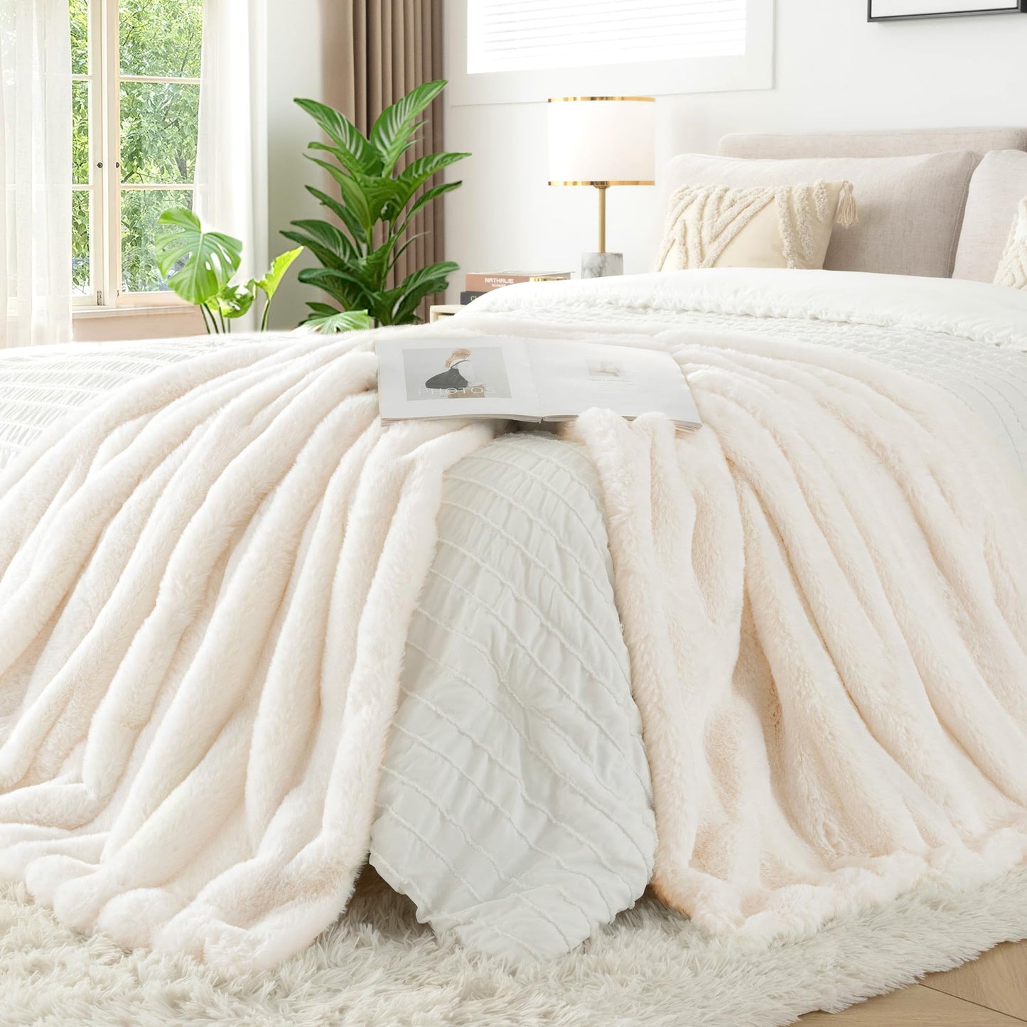 Touchat Luxury Faux Rabbit Fur Throw Blanket for Couch,Super Heavy Warm Cozy Blanket for Sofa Bedroom Living Room,Ultra Soft Fluffy Reversible Plush Blanket for Home Decor Gifts,Cream White