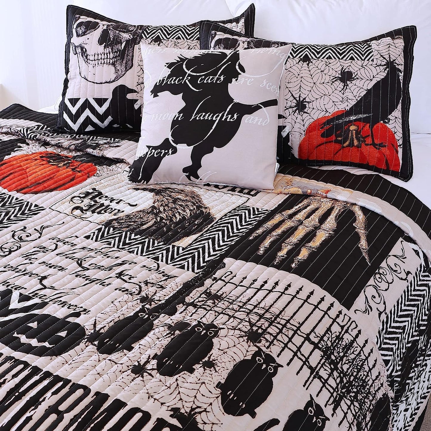EVENHUG Halloween Theme King Size Quilt Bedding Set with 3 Pillow Shams Lightweight Soft Bedspread Coverlet Halloween Holiday Bed Cover for Bedroom Home Decoration 104x90 Inch