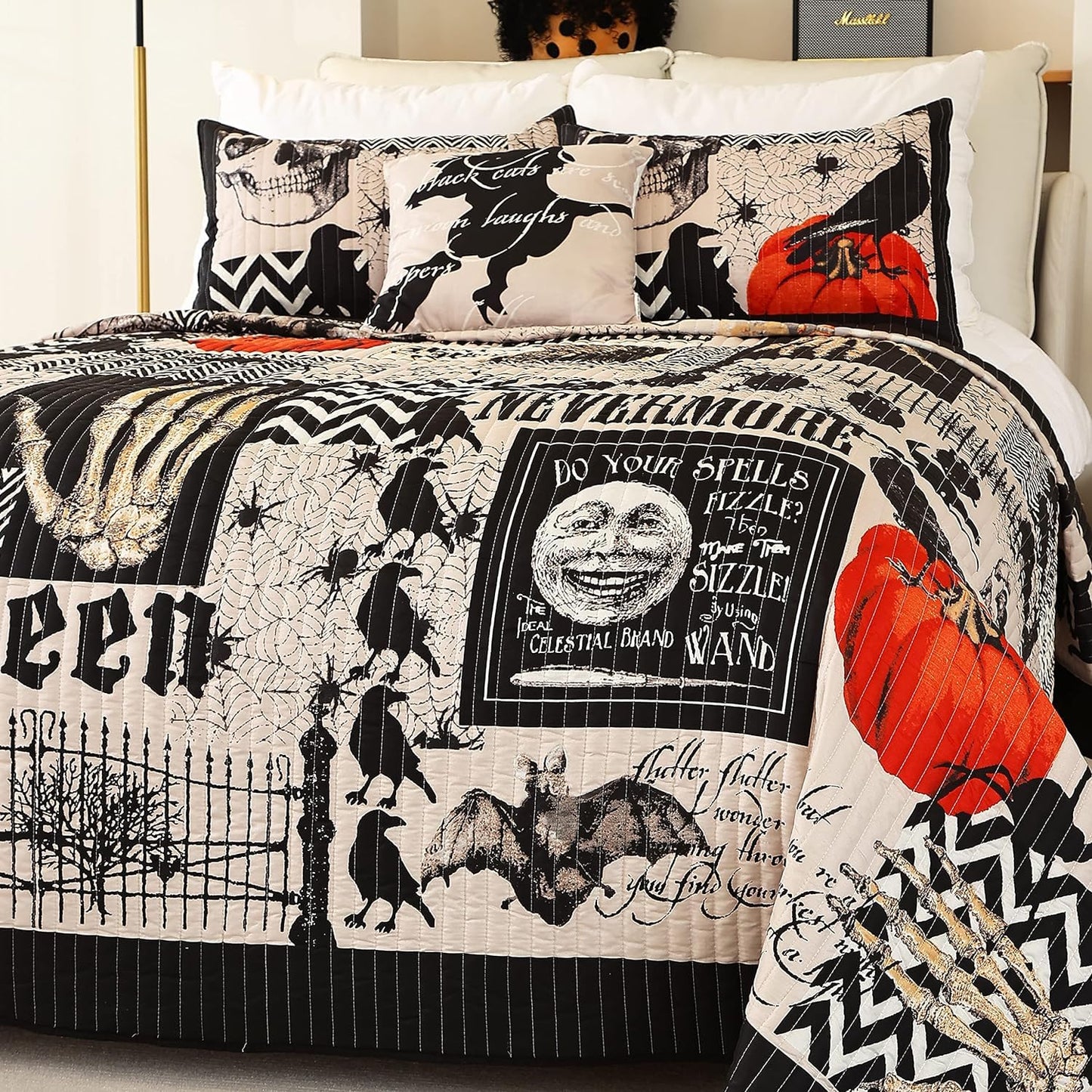 EVENHUG Halloween Theme King Size Quilt Bedding Set with 3 Pillow Shams Lightweight Soft Bedspread Coverlet Halloween Holiday Bed Cover for Bedroom Home Decoration 104x90 Inch