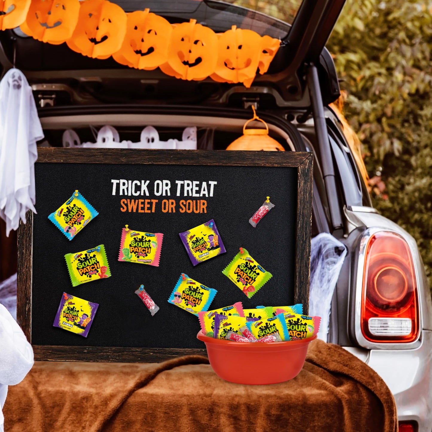 SOUR PATCH KIDS and SWEDISH FISH Mini Soft & Chewy Halloween Candy Variety Pack, Bulk Candy, 80 Trick or Treat Bags