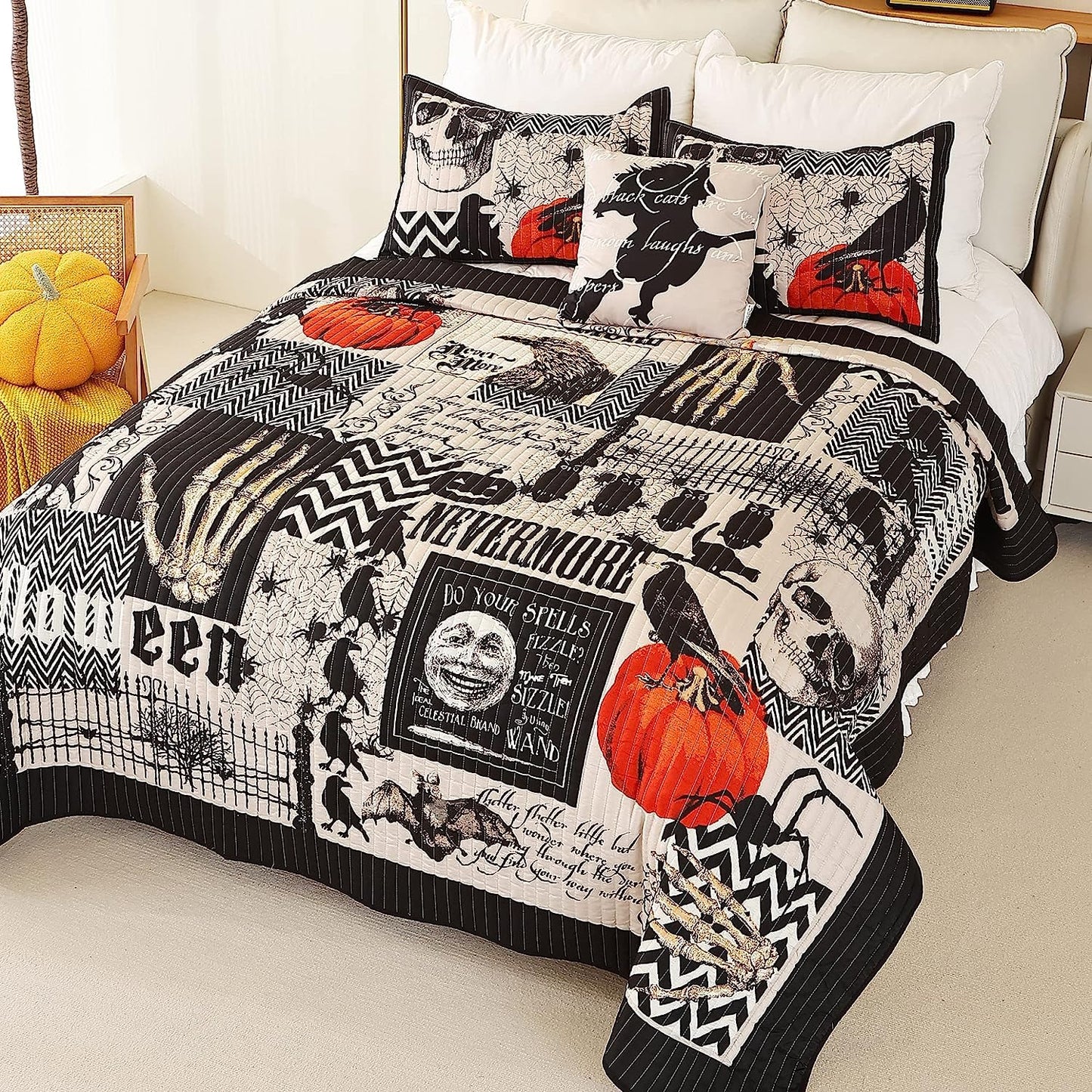 EVENHUG Halloween Theme King Size Quilt Bedding Set with 3 Pillow Shams Lightweight Soft Bedspread Coverlet Halloween Holiday Bed Cover for Bedroom Home Decoration 104x90 Inch