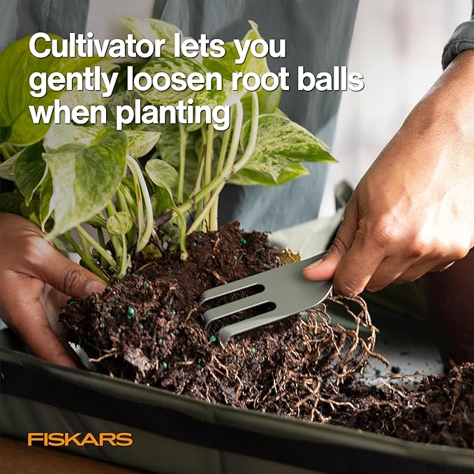 Fiskars 3‑Piece Cultivating Tool Set, Stainless Steel Trowel, Scoop & Cultivator with Space‑Saving Nesting Design