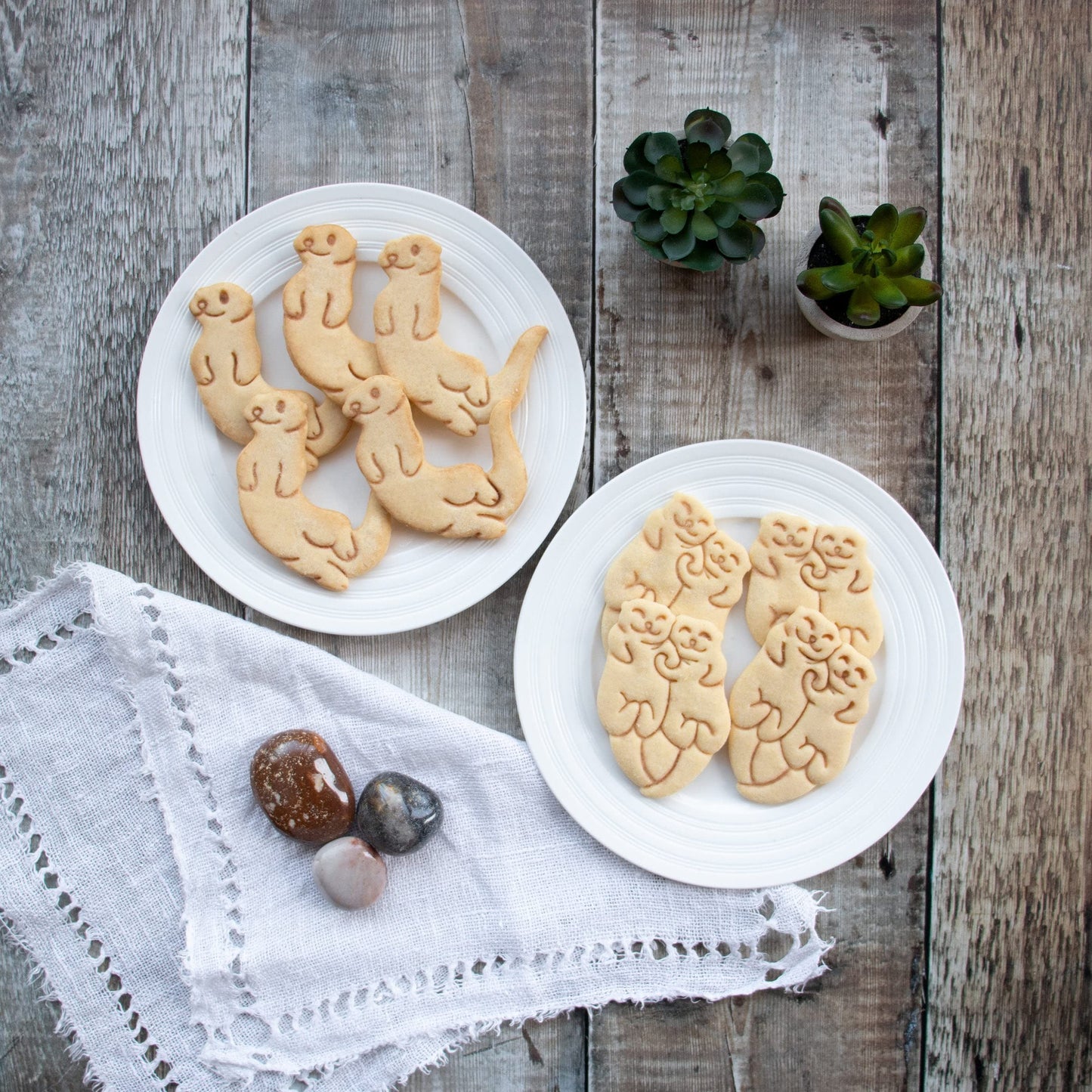 Set of 2 Otter cookie cutters (Design: Swimming Sea Otter and Otter Holding Hands), 2 pieces - Bakerlogy